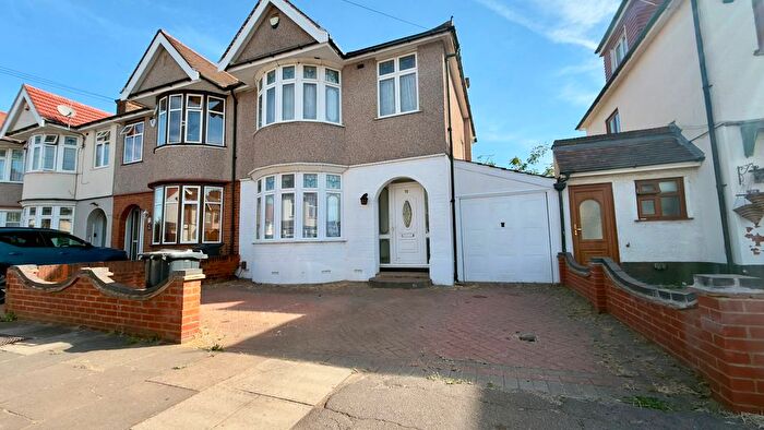 3 Bedroom Terraced House To Rent In Meadway, Ilford, IG3