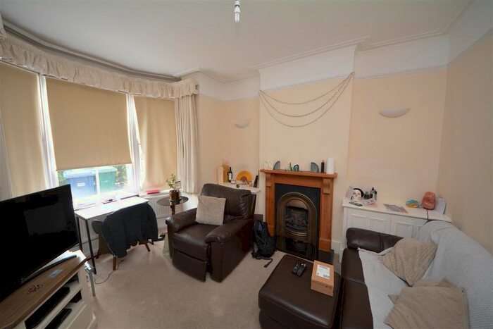2 Bedroom Flat To Rent In Market Place, London, N2