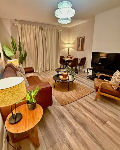 3 Bedroom Flat To Rent In Pine Grove, FK2