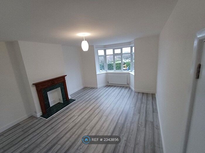 2 Bedroom Flat To Rent In Oakwood Parade, London, N14