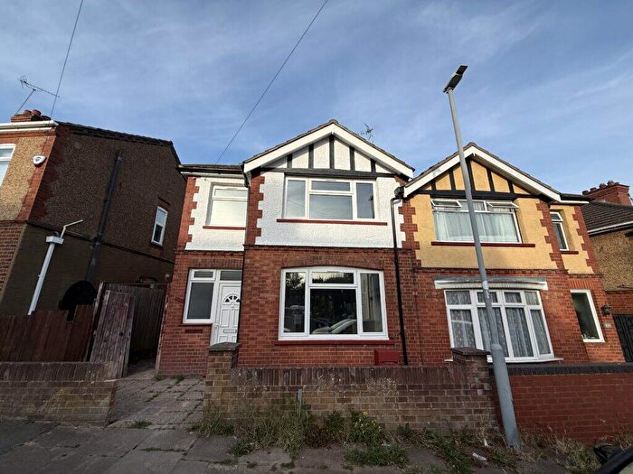 3 Bedroom Semi Detached House To Rent In Colin Road, Luton, LU2