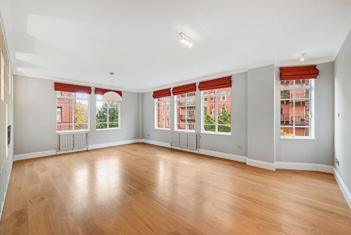 3 Bedroom Flat To Rent In Oakwood Court, London, W14