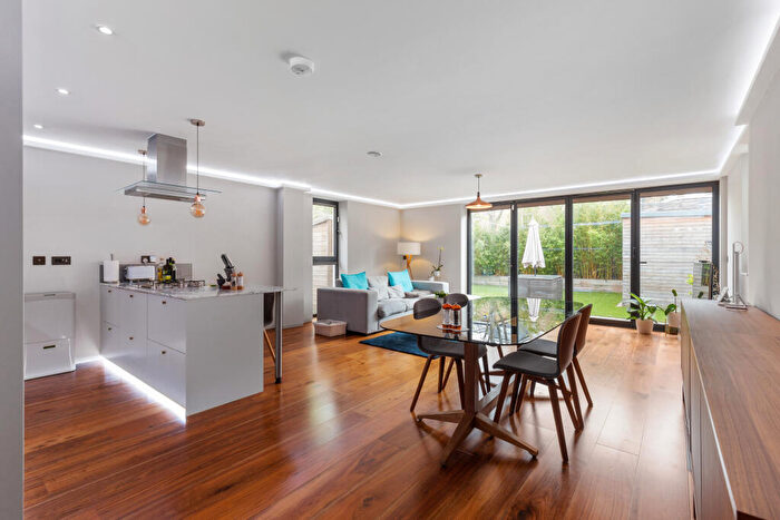 2 Bedroom Apartment To Rent In Lordship Lane, SE22