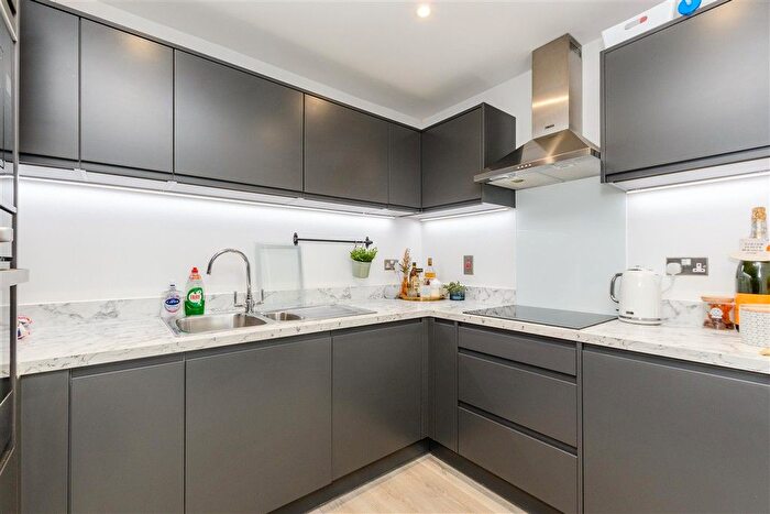 2 Bedroom Flat For Sale In Vauxhall Place, Dartford, Kent, DA1