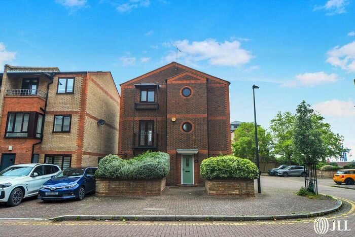 3 Bedroom Detached House To Rent In Caledonian Wharf London, E14