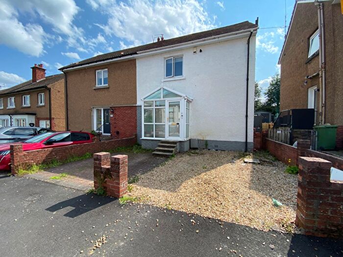 3 Bedroom Semi-Detached House For Sale In Hilton Road, Glasgow, G62