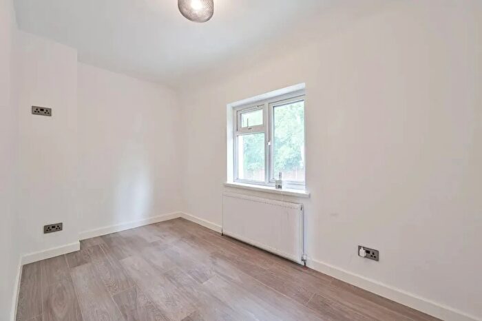 3 Bedroom End Terrace House For Sale In Coppetts Close, London, N12