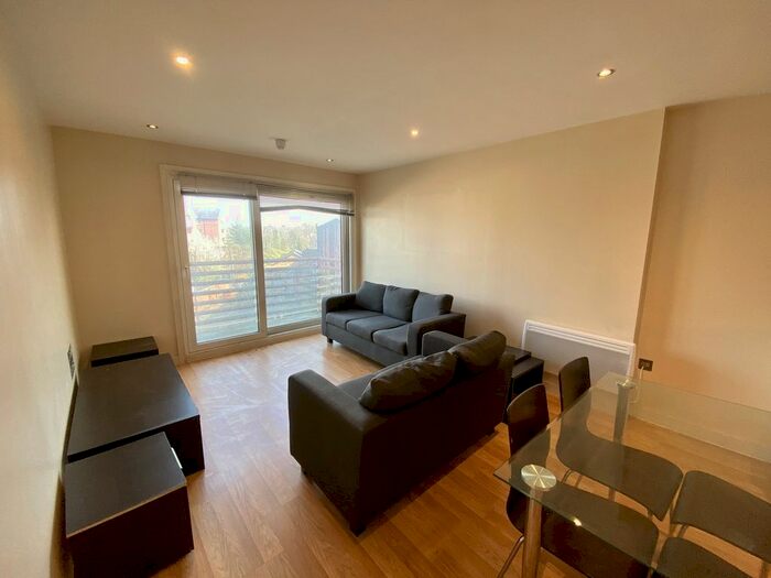 3 Bedroom Flat To Rent In Rusholme Place, Manchester, M14