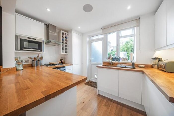 2 Bedroom Flat To Rent In Devereux Road London, SW11
