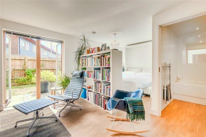 Flat To Rent In Mildmay Avenue, De Beauvoir Town, N1