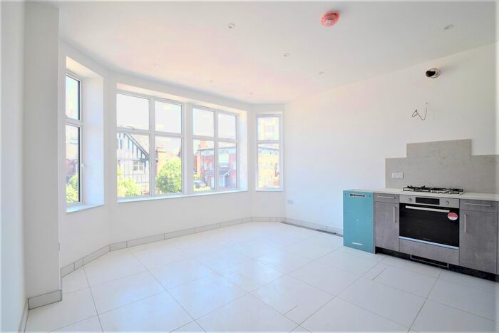 3 Bedroom Flat To Rent In Farnan Road, Streatham, SW16