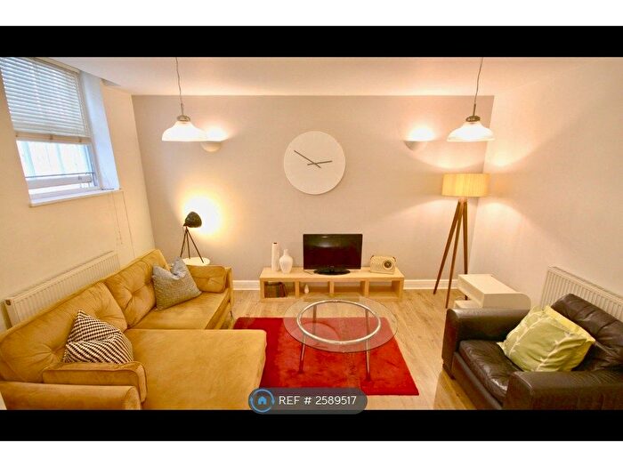2 Bedroom Flat To Rent In Hampton Court, London, N1