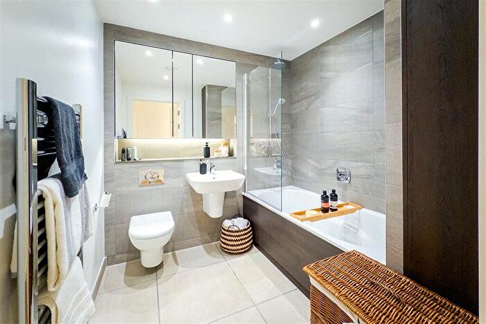 2 Bedroom Flat To Rent In Artillery Ln, London, E1