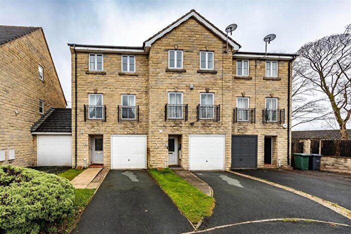 3 Bedroom Town House For Sale In Yateholm Drive, Bradford, BD6