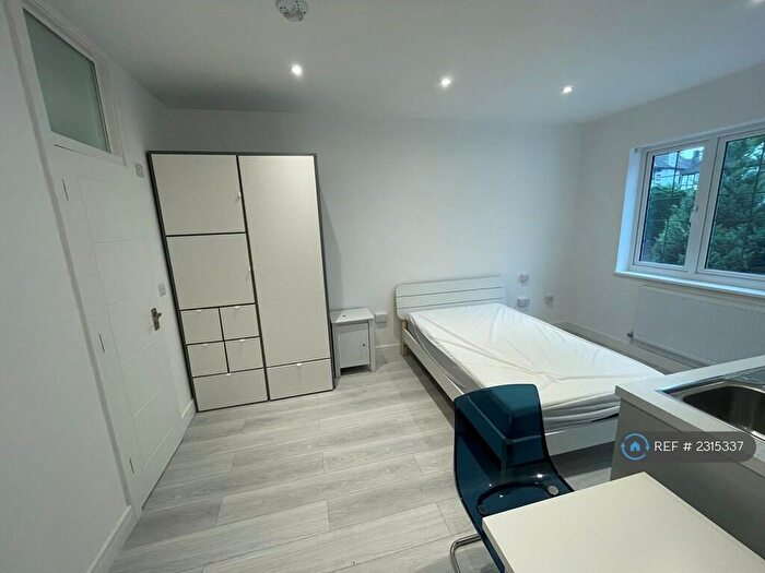 Studio To Rent In Wycombe Gardens, London, NW11