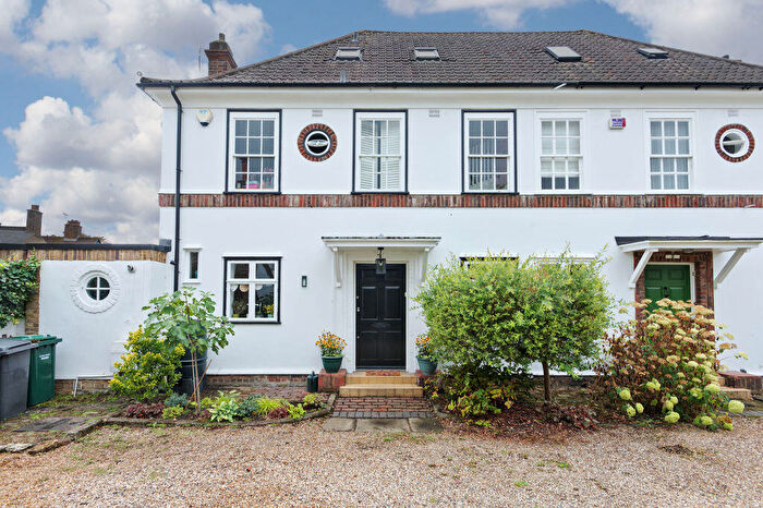 4 Bedroom Character Property For Sale In Old Fold Close, Barnet, EN5