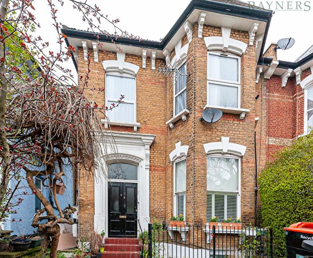 3 Bedroom Flat To Rent In Fountayne Road, London, Stoke Newington, Hackney, N16