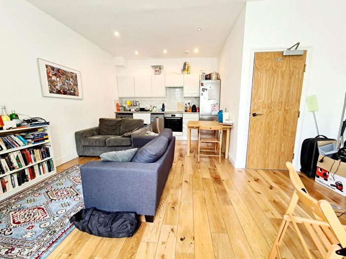 2 Bedroom Flat To Rent In Hanley Road, Finsbury Park, N4