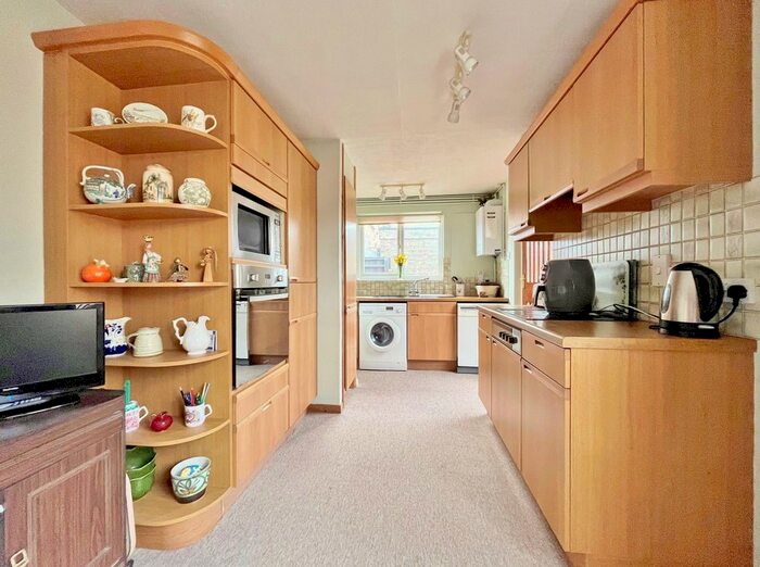 3 Bedroom Semi-Detached House For Sale In Larkhill Road, Abingdon, OX14