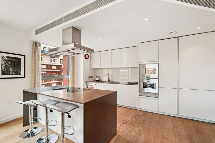 3 Bedroom Flat To Rent In Wellington House, Buckingham Gate, SW1E