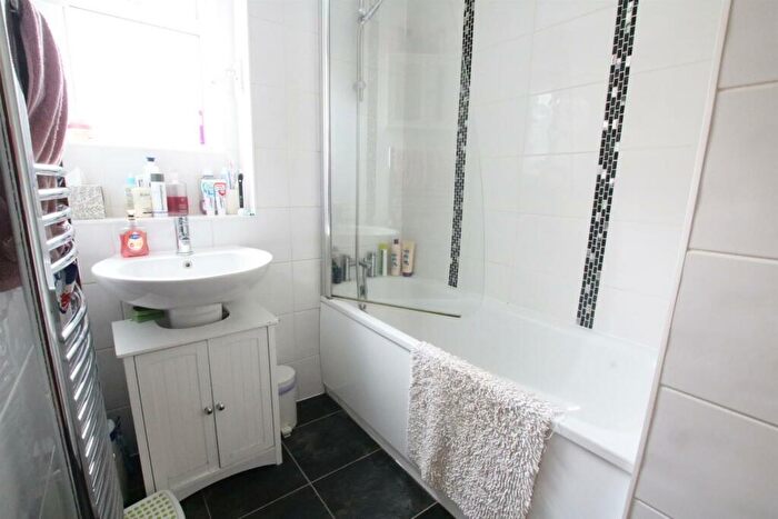 2 Bedroom Apartment For Sale In Waterfields, Leatherhead, KT22