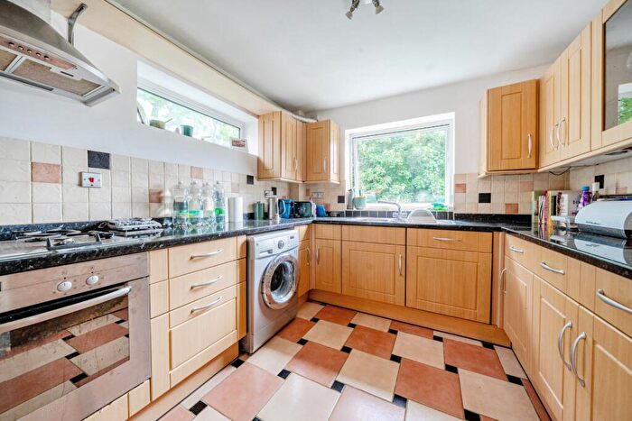 3 Bedroom Flat To Rent In Park Road, Beckenham, Kent, BR3