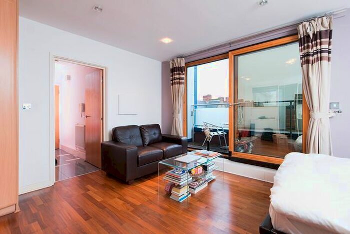 Studio To Rent In Cable Street, London, E1