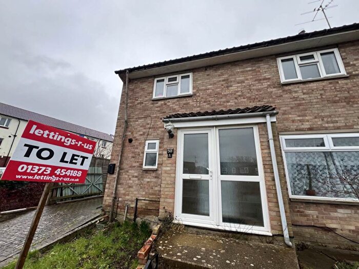 1 Bedroom Flat To Rent In First Floor Flat Lambrok Road, Trowbridge, Wiltshire, BA14