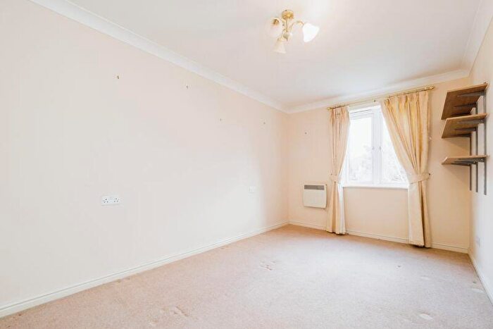 2 Bedroom Retirement Property For Sale In Myddleton Court, Hornchurch, RM11