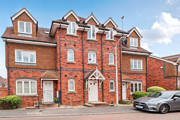 2 Bedroom Flat For Sale In Carina Drive, Wokingham, Berkshire, RG40