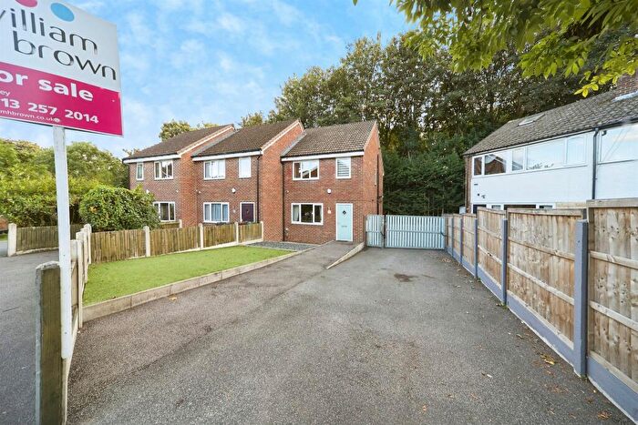 3 Bedroom End Of Terrace House For Sale In Somerdale Mews, Leeds, LS13