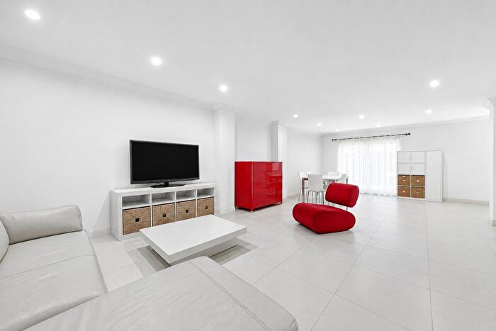 3 Bedroom House To Rent In Pond Street, Hampstead, NW3