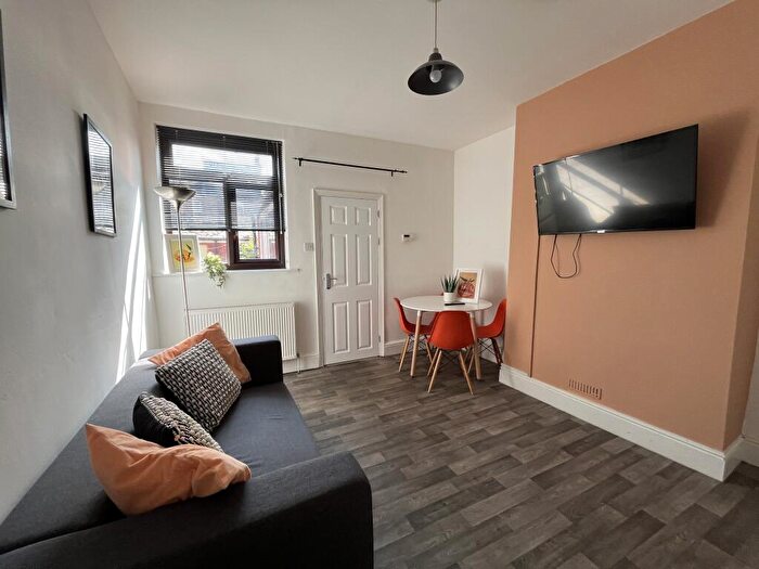 3 Bedroom Terraced House To Rent In Henry St // Bed +Study // Aug, LN5