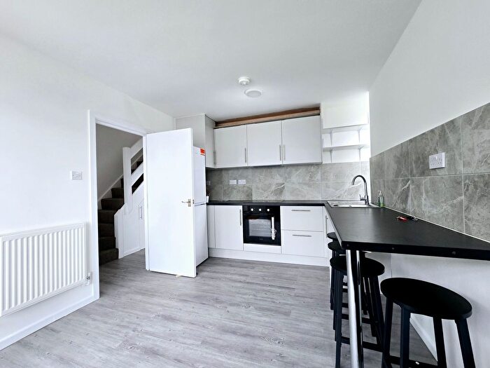4 Bedroom Flat To Rent In Yarnfield Square, Clayton Road, Peckham, SE15