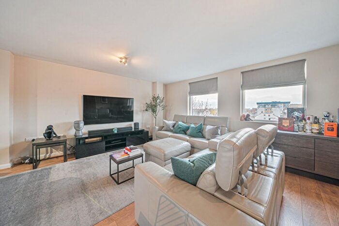 3 Bedroom Flat To Rent In Elmfield Road, Balham, London, Attached, SW17