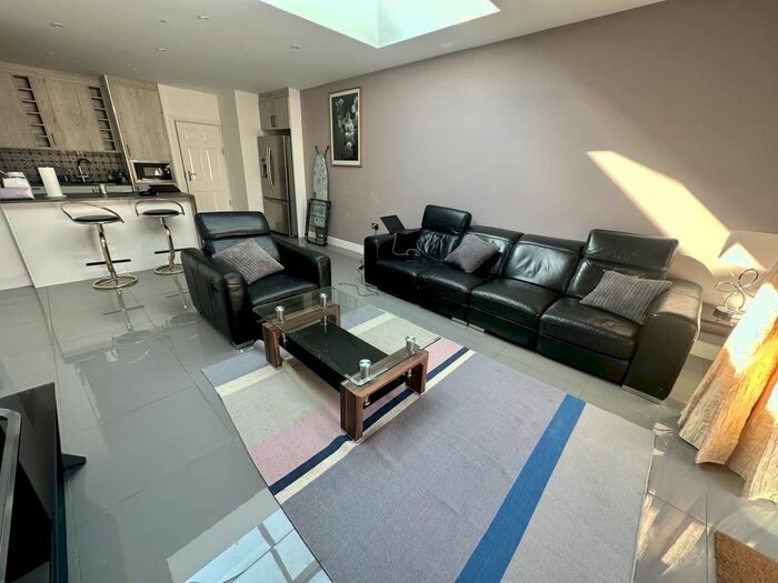 5 Bedroom Terraced House To Rent In Hampden Road, Slough, Berkshire, SL3