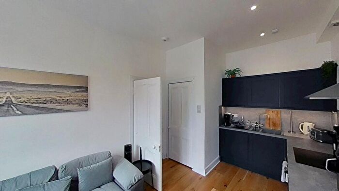 1 Bedroom Flat To Rent In St Leonards Street, Edinburgh, Midlothian, EH8