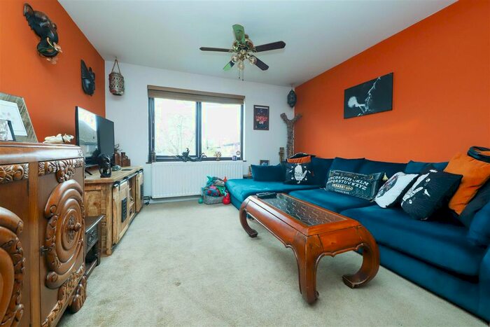 1 Bedroom Flat For Sale In Peerless Drive, Harefield, UB9