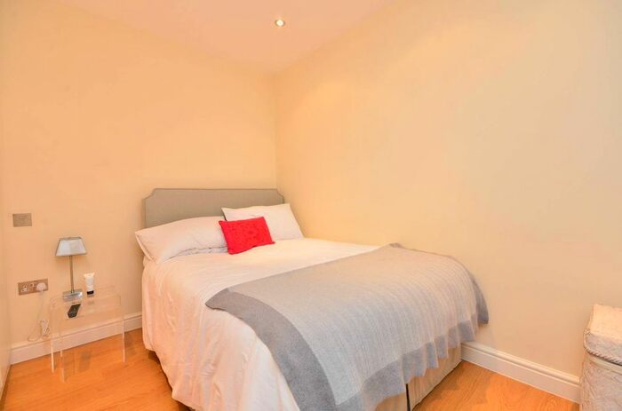 1 Bedroom Flat To Rent In Perham Road, Barons Court, London, W14