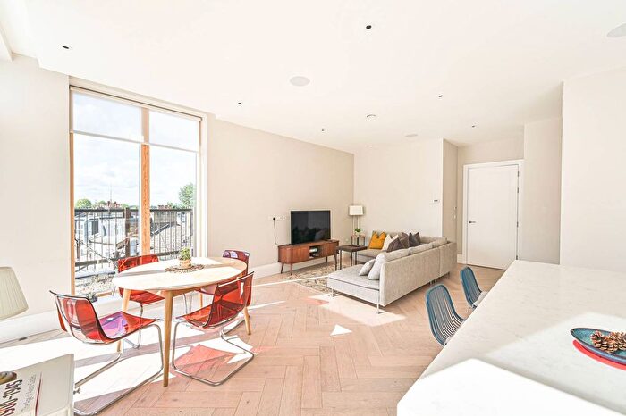 2 Bedroom Flat To Rent In Finchley Road, Temple Fortune, London, NW11