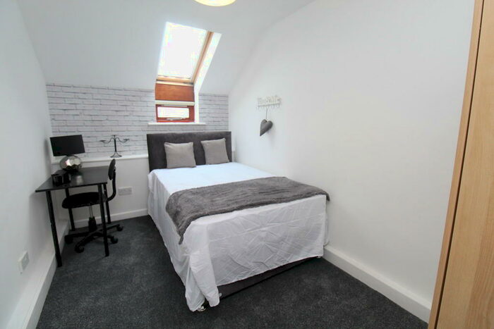 3 Bedroom Flat To Rent In Bills Exclusive - Headingley Mount, Leeds, LS6