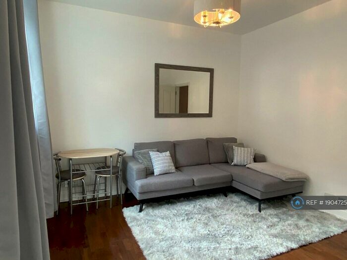 3 Bedroom Flat To Rent In Queens Road, Weybridge, KT13