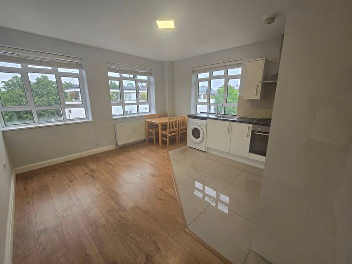 3 Bedroom Flat To Rent In Penwith Road, London, SW18