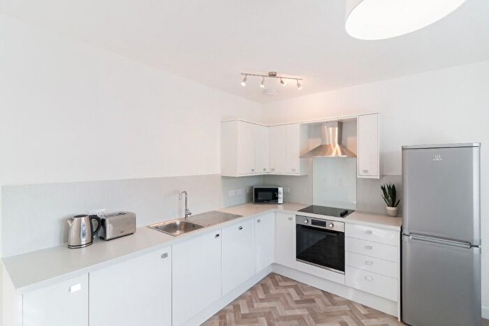 3 Bedroom Flat To Rent In Morgan Place, Stobswell, Dundee, DD4