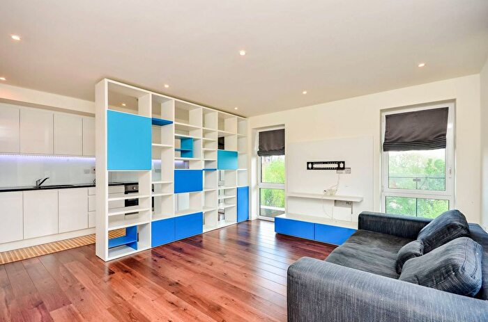 2 Bedroom Flat To Rent In Enterprise Way, Wandsworth, London, SW18