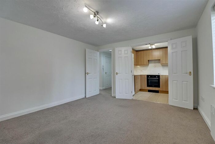 1 Bedroom Flat For Sale In Coronation Road, Waterlooville, PO7