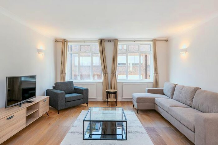 3 Bedroom Flat To Rent In Hyde Park Gate, Kensington, SW7