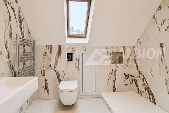 4 Bedroom Flat To Rent In Buckingham Gate, London, SW1E