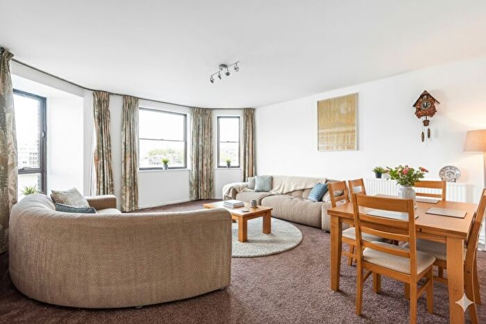 3 Bedroom Flat To Rent In Riverside Court, Nine Elms Lane, London, SW8