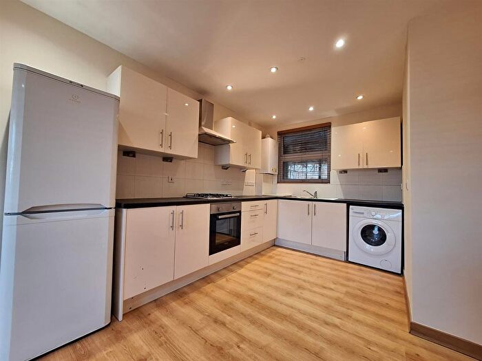 3 Bedroom Flat To Rent In Red Lion Square, Wandsworth High Street, London, SW18